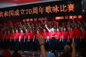 探索知识的新领域——黑色吊带搭配牛仔裤,时尚又潮流,这样的风格你会喜欢吗?蜗牛问答